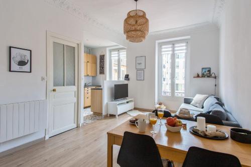 un salon avec une table et un canapé dans l'établissement Appartement Pertinax - Welkeys, à Nice