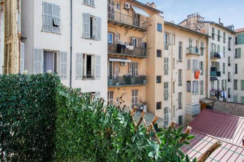 - un balcon offrant une vue sur les bâtiments dans l'établissement Appartement Pertinax - Welkeys, à Nice