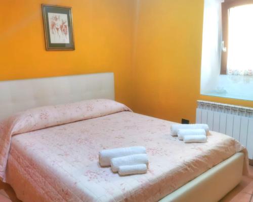 A bed or beds in a room at Casetta Arco