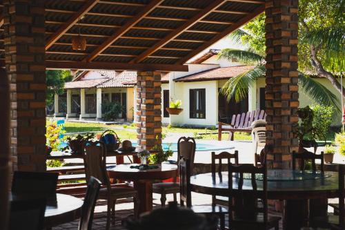 an outdoor dining area with tables and chairs at Pousada Sitio Parque dos Lençóis in Barreirinhas
