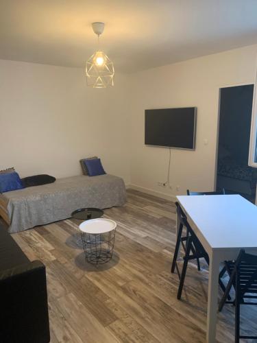 un salon avec un canapé et une table dans l'établissement CASSIS CENTRE Magnifique Appartement à 2 mn de la plage et du Port, tous les commerces à proximité idéalement placé, à Cassis