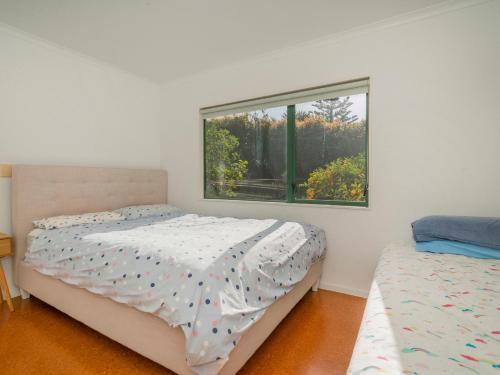 Ένα ή περισσότερα κρεβάτια σε δωμάτιο στο Idyll Thyme - Hahei Holiday Home