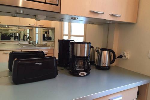 un comptoir de cuisine avec une cafetière et un mixeur dans l'établissement Charmante Maison Pêcheurs, 141 m2, à Trouville-sur-Mer