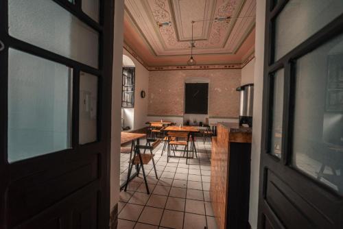 a hallway with a room with a table and chairs at Villa Bonita Hostel in Riobamba