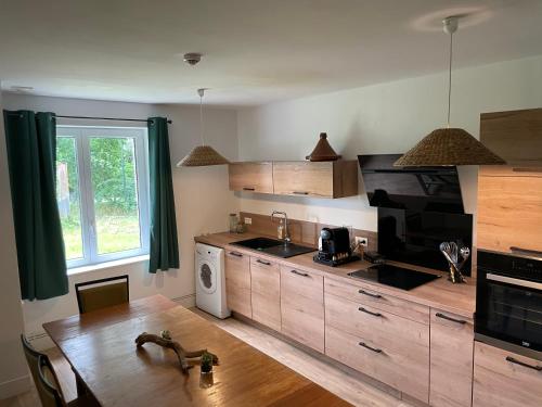 Kuchyň nebo kuchyňský kout v ubytování Les gîtes du château du cèdre