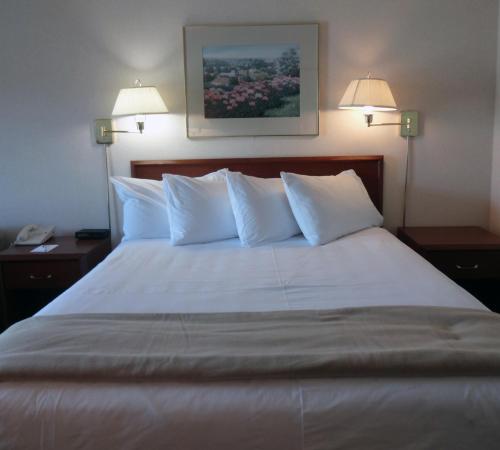 Кровать или кровати в номере Powell River Town Centre Hotel