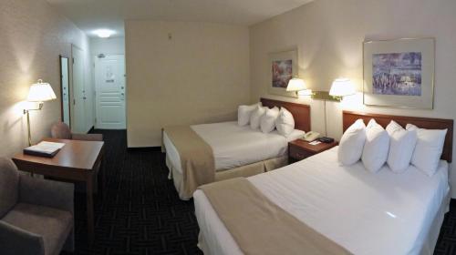 Кровать или кровати в номере Powell River Town Centre Hotel