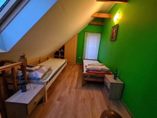 a green room with two bunk beds in it at Apartament Kazimierza Wielkiego in Sośnica