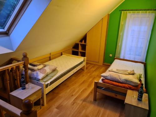 מיטה או מיטות בחדר ב-Apartament Kazimierza Wielkiego