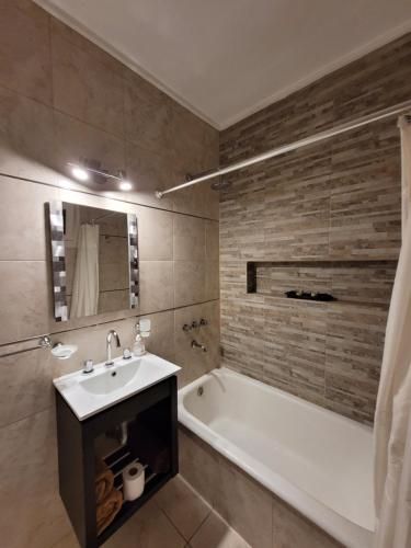 uma casa de banho com um lavatório e uma banheira em Departamento 2 ambientes Excelente ubicacion em Mar del Plata