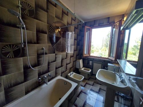 y baño con bañera, aseo y lavamanos. en Villa del Biondo en Certaldo