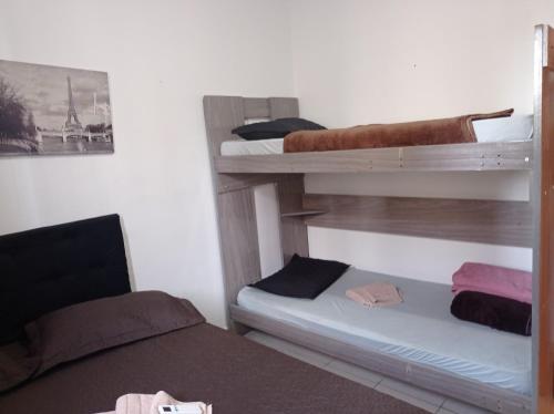 um quarto com 2 beliches e uma cama em Apto Reserva dos Cristais em Campos dos Goytacazes