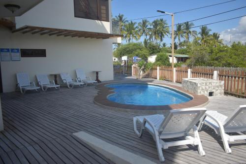 Bazén v ubytování Hotel La Laguna Galapagos nebo v jeho okolí