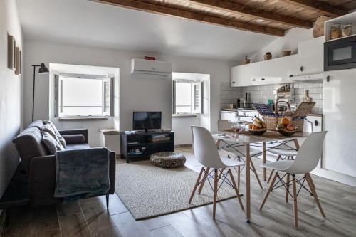 a kitchen and living room with a table and chairs at Casa da Judiaria in Castelo de Vide