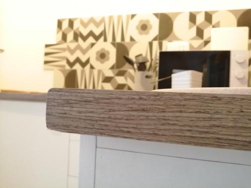 een houten aanrechtblad met een patroon op een muur bij Trulli Almadè in Alberobello