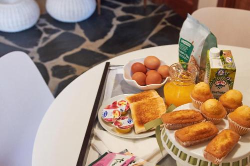 a table with two plates of food and eggs and muffins at Escola de Bieite in Boimorto