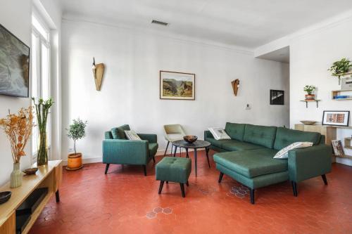 un salon avec un canapé, des chaises et une table dans l'établissement Appartement Ballard - Welkeys, à Marseille
