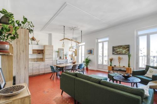 un salon avec un canapé et une table dans l'établissement Appartement Ballard - Welkeys, à Marseille
