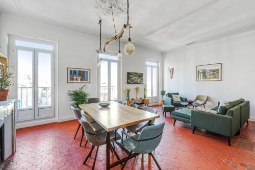 un salon avec une table et des chaises dans l'établissement Appartement Ballard - Welkeys, à Marseille