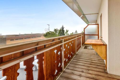 - un balcon avec un banc sur le côté du bâtiment dans l'établissement Cosy flat with terrace in Huez - Welkeys, à Huez
