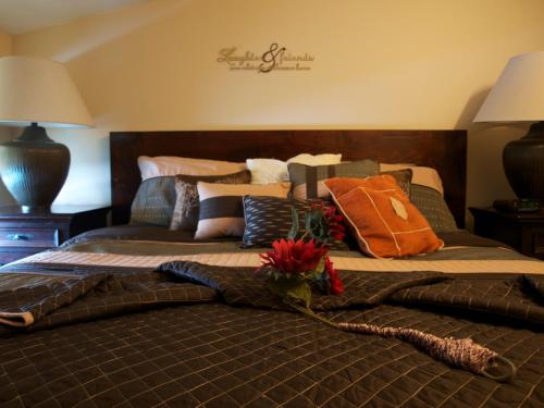 un letto con molti cuscini sopra di YPC Fitness & Accomodations a Invermere