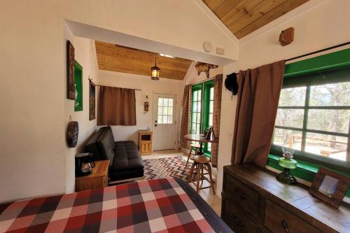 Postel nebo postele na pokoji v ubytování Live Simply Cabin, Walking distance to East Zion trails
