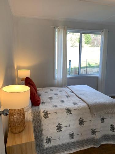 Una cama o camas en una habitación de Sassafras Springs
