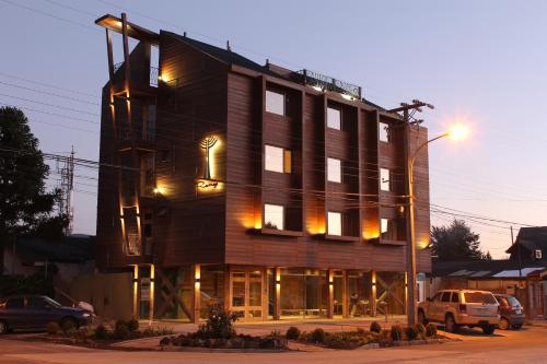 un gran edificio de madera con luces en la parte superior en Rangi Pucon, en Pucón