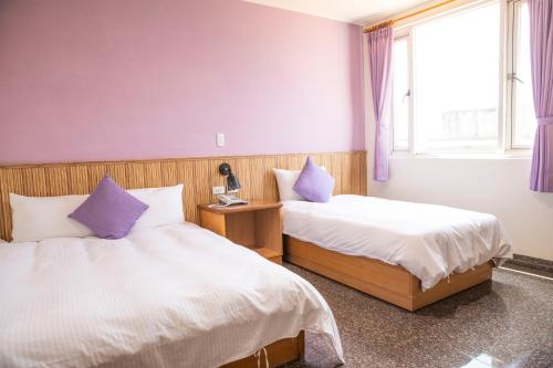 Postel nebo postele na pokoji v ubytování Holiday Hotel