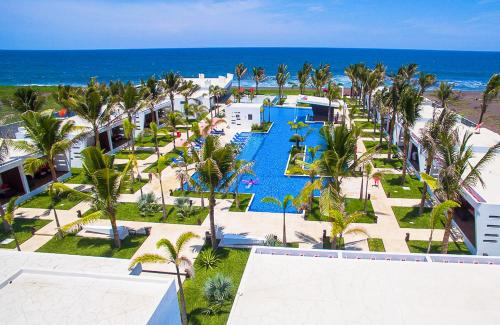una vista aérea de un complejo con piscina en Hotel El Faro, en Monterrico