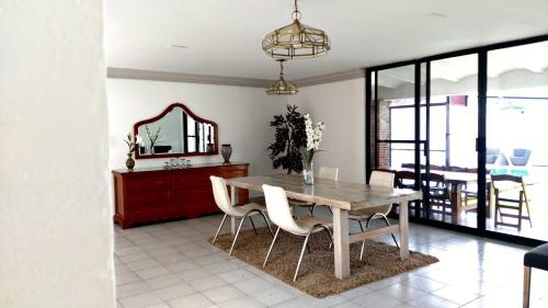 a dining room with a table and chairs and a mirror at Casa Luna con alberca para 26 personas Cuernavaca in Cuernavaca