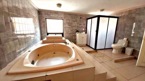 Ένα μπάνιο στο Casa Luna con alberca para 26 personas Cuernavaca