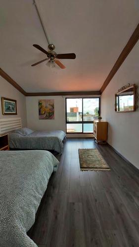 a bedroom with two beds and a ceiling fan at Casa Luna con alberca para 26 personas Cuernavaca in Cuernavaca