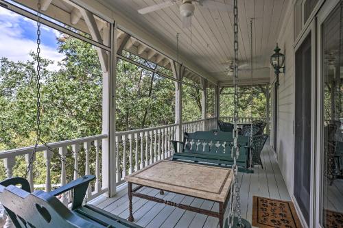 Μπαλκόνι ή βεράντα στο Ornate Lake Arrowhead Home with Deck