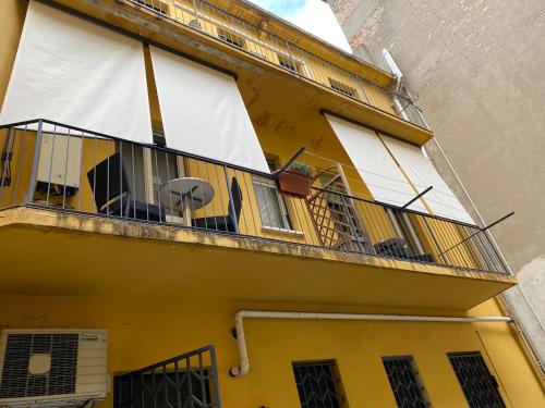 un balcone con canestro da basket su un edificio giallo di Rigoletto Rental Rooms a Verona