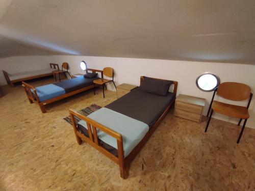 1 Schlafzimmer mit 2 Betten, einem Tisch und Stühlen in der Unterkunft Park Istra holiday home in Koper