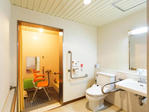 łazienka z toaletą i umywalką w obiekcie Hiroshima International Youth House JMS Aster Plaza w mieście Hiroszima