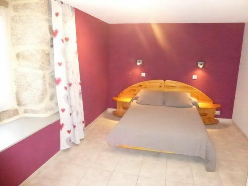 una camera con letto e parete viola di Gîte Esplantas-Vazeilles-Esplantas, 4 pièces, 8 personnes - FR-1-582-225 
