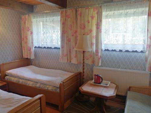 Giường trong phòng chung tại Agroturystyka Uroczysko