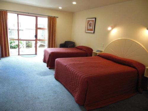 A bed or beds in a room at Valdez Motor Lodge