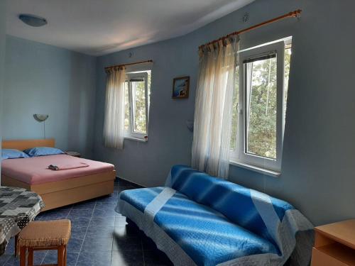 Ένα ή περισσότερα κρεβάτια σε δωμάτιο στο Apartments Kaprijan