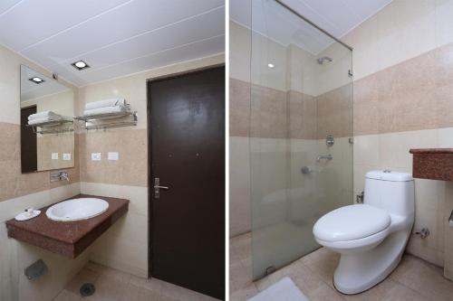 due foto di un bagno con wc e doccia di Collection O Haridwar Railway Station Formerly Le Central a Haridwār