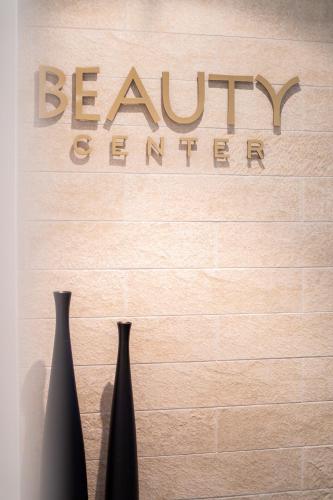 two vases sitting in front of a beanteen sign at Hotel Terme Delle Nazioni in Montegrotto Terme