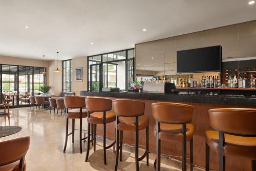 Hol lub bar w obiekcie Ramada by Wyndham Izmir Aliaga