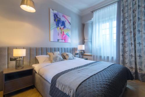 a bedroom with a large bed and a window at Apartamenty u Sarzyńskich in Kazimierz Dolny
