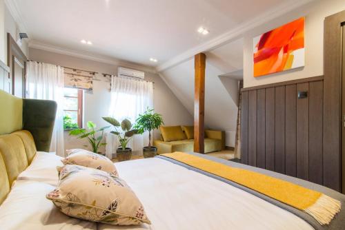 ein Schlafzimmer mit einem großen Bett in einem Zimmer in der Unterkunft Apartamenty u Sarzyńskich in Kazimierz Dolny
