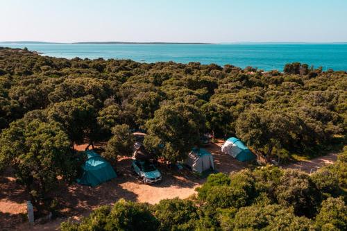 uma vista superior das tendas numa floresta em Camping Sugar em Mandre