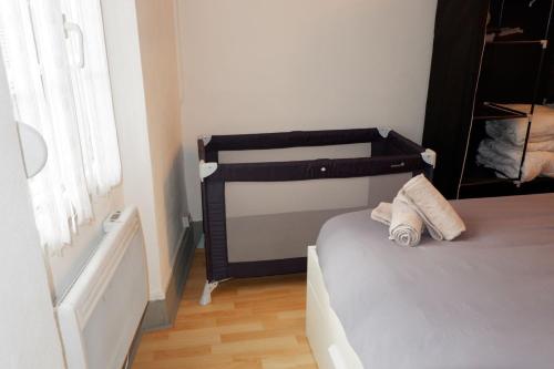 Appartement Cosy Salins les Bainsにあるベッド