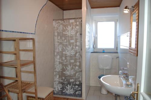 y baño con ducha, aseo y lavamanos. en "Nesthocker" Café-Snackbar-Pension-Bauwagencamp en Offingen
