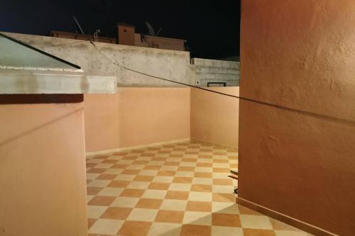 een lege kamer met een geruite vloer bij 90 qm Wohnung mit 2 Schlafzimmern in Marrakesh